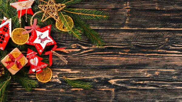 Sfondo natalizio con albero di Natale e decorazioni dell'albero di Natale . — Foto Stock