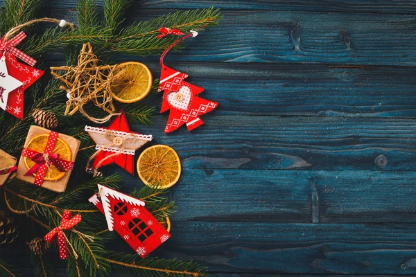 Sfondo natalizio con albero di Natale e decorazioni dell'albero di Natale . — Foto Stock