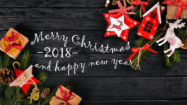クリスマスの背景にクリスマス ツリーやクリスマス ツリーの飾り、木製の背景にメリー クリスマスと幸せな新年 2018 テキスト. — ストック写真