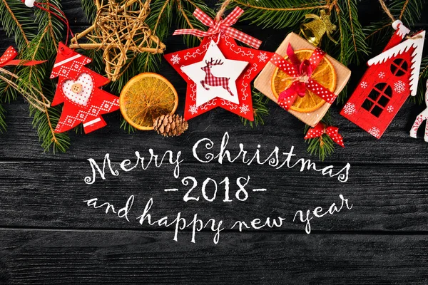 圣诞节的背景, 圣诞树和圣诞树的装饰品, 圣诞快乐, 新年 2018, 木制背景文本. — 图库照片