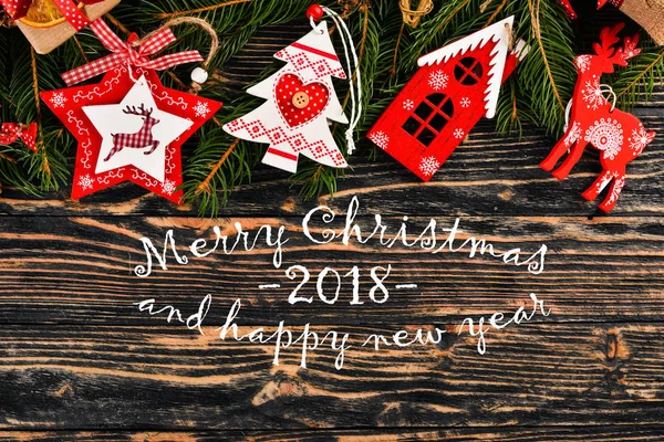 Новорічні фону з ялинку і різдвяні прикраси ялинкові і щасливого Різдва і щасливого нового року 2018 текст на дерев'яними тлі. — стокове фото