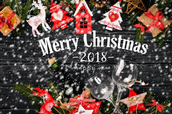 クリスマスの背景にクリスマス ツリーやクリスマス ツリーの飾り、木製の背景にメリー クリスマスと幸せな新年 2018 テキスト. — ストック写真