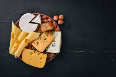 Üzüm, kırmızı şarap, peynir, bal ve fındık ahşap arka plan üzerinde. Üstten Görünüm.