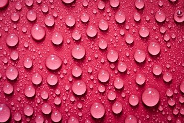 Kırmızı arkaplanda su damlaları.