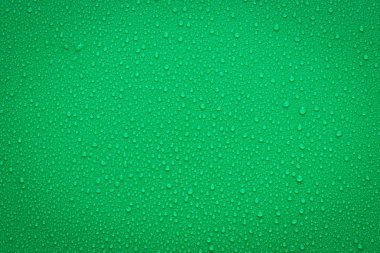 Yeşil arkaplanda su damlaları.