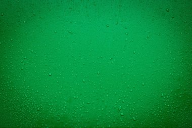 Yeşil arkaplanda su damlaları.