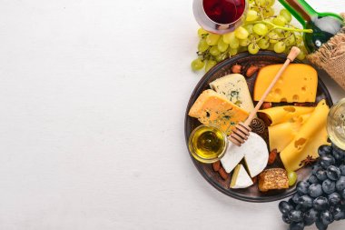 Gıda arka plan peynir ile. Küflü peynir, üzüm, bal, beyaz arka plan üzerinde fındık bloklarını. Uzay kopyalayın. Üstten Görünüm.