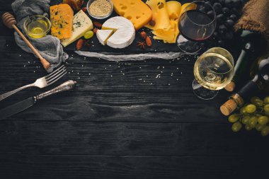 Ürün yelpazesine peynirler, brie peyniri, gorgonzola, mavi peynir, üzüm, bal, fındık, kırmızı ve beyaz şarap, ahşap bir masa üzerinde bir büyük. Üstten Görünüm. Metin için boş alan.