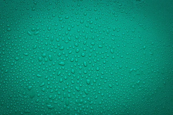 緑の背景に水が落ちる — ストック写真