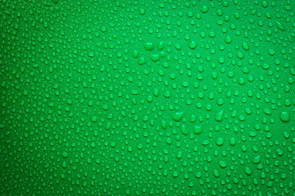 緑の背景に水が落ちる — ストック写真