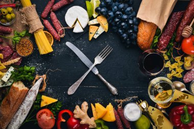 Çeşitli peynir, sosis, şaraplar, geleneksel baharat ve ahşap arka plan üzerinde taze sebze. Peynir brie, mavi peynir, gorgonzola, fuete, salam. İtalyan ve İspanyol mutfağı. Boş alan.
