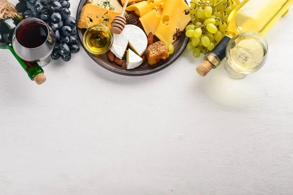 Fundo Comida Com Queijo Blocos Queijo Mofado Uvas Mel Nozes — Fotografia de Stock