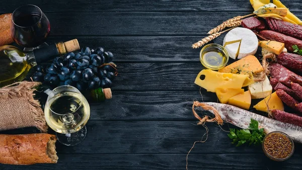 ワイン チーズ 木製の背景に伝統的なソーセージのボトル ブリーチーズ チーズ ブルーチーズ ゴルゴンゾーラ Fuete サラミ 本文の空きスペース — ストック写真