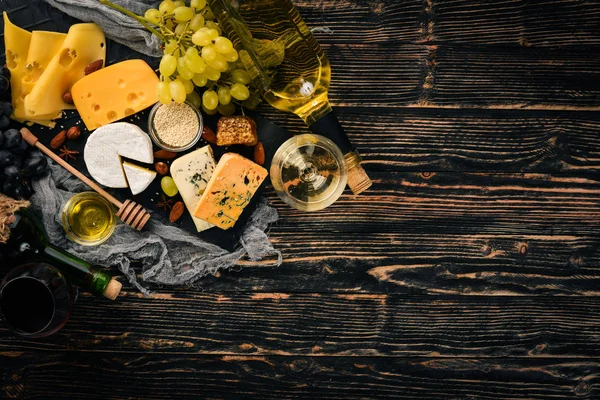 Large Assortment Cheeses Brie Cheese Gorgonzola Blue Cheese Grapes Honey — Stock Photo, Image