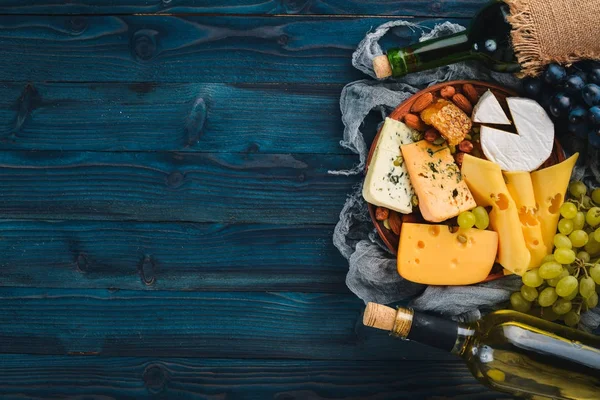 Uma Grande Variedade Queijos Vinho Mel Nozes Especiarias Uma Mesa — Fotografia de Stock