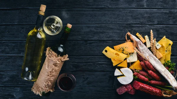 Una Bottiglia Vino Formaggi Salsicce Tradizionali Fondo Ligneo Brie Formaggio — Foto Stock