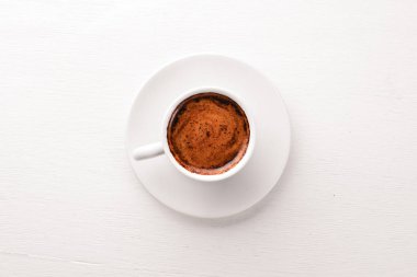 Espresso kahve Kupası Beyaz ahşap zemin üzerinde. Üstten Görünüm. Metin için boş alan.