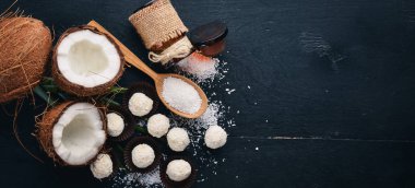 Hindistan cevizi, Hindistan cevizi cips ve Hindistan cevizi şeker. Üstten Görünüm. Metin için boş alan.