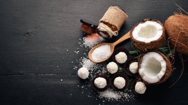 Hindistan cevizi, Hindistan cevizi cips ve Hindistan cevizi şeker. Üstten Görünüm. Metin için boş alan.