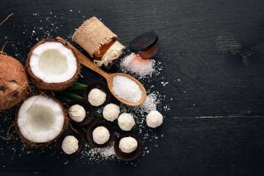 Hindistan cevizi, Hindistan cevizi cips ve Hindistan cevizi şeker. Üstten Görünüm. Metin için boş alan.