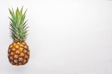 Ananas ahşap arka plan üzerinde. Üstten Görünüm. Metin için boş alan.