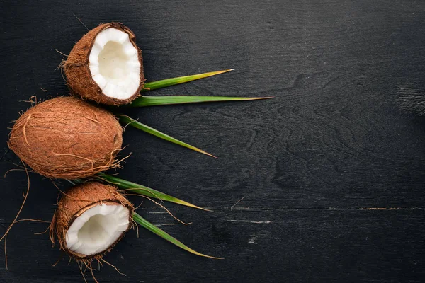 Coco Sobre Fondo Madera Frutas Tropicales Frutos Secos Vista Superior — Foto de Stock