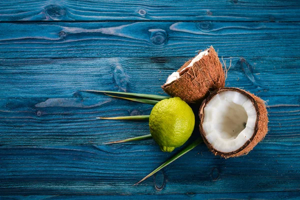 Coco Limão Frutas Frescas Fundo Madeira Vista Superior Espaço Livre — Fotografia de Stock