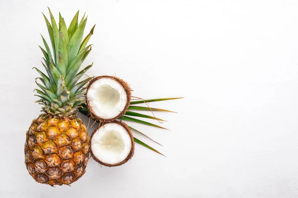 Coconut Pineapple Wooden Background Tropical Fruits Nuts Top View Free — Stock Photo, Image