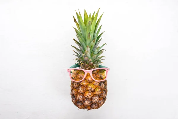 时尚时髦的菠萝水果 带太阳镜的热带菠萝 创意艺术概念 顶部视图 文本的可用空间 — 图库照片