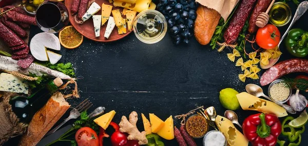 Queijos Variados Salsichas Vinhos Especiarias Tradicionais Legumes Frescos Fundo Madeira — Fotografia de Stock