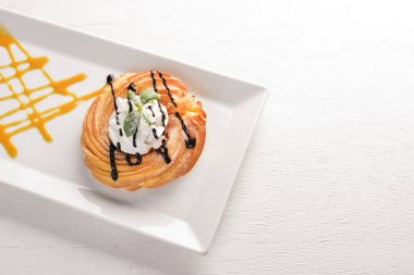 Kremalı pasta krema ile. Ahşap bir arka plan üzerinde. Metniniz için boş alan. Üstten Görünüm.