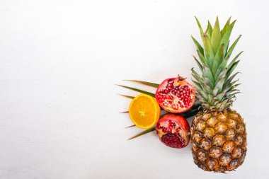 Taze tropikal meyve. Hindistan cevizi, ananas, kivi ve greyfurt. Ahşap bir arka plan üzerinde. Üstten Görünüm. Metin için boş alan.