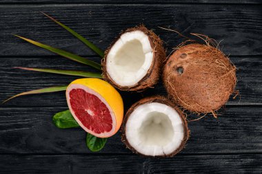 Hindistan cevizi ve greyfurt. Taze meyve. Ahşap bir arka plan üzerinde. Üstten Görünüm. Metin için boş alan.