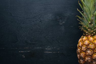 Ananas ahşap arka plan üzerinde. Üstten Görünüm. Metin için boş alan.