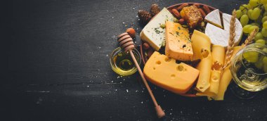 Peynir, şarap, tatlım, fındık ve Baharatlar, ahşap bir masa üzerinde bir şişe ürün yelpazesine. Üstten Görünüm. Metin için boş alan.