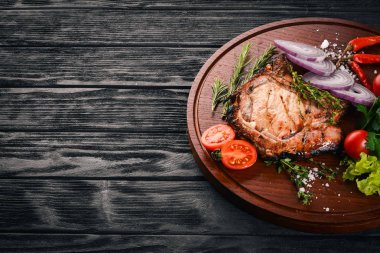 Sebzeli ızgara biftek. Domuz eti, Dana eti, et. Ahşap bir arka plan üzerinde. Üstten Görünüm. Metin için boş alan.