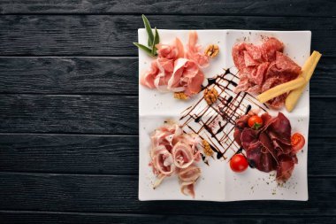 Et lezzetleri Yaylası. Salam, prolshutto, kurutulmuş et, sosis. İtalyan mutfağı. Metniniz için boş alan. Üstten Görünüm.