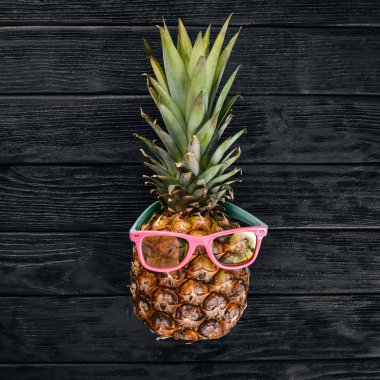 Moda Hipster ananas meyve. Tropikal ananas ile güneş gözlüğü. Yaratıcı sanat kavramı. Üstten Görünüm. Metin için boş alan.