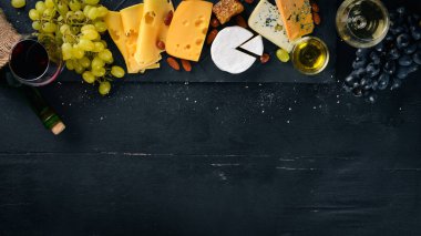 Peynir, şarap, tatlım, fındık ve Baharatlar, ahşap bir masa üzerinde bir şişe ürün yelpazesine. Üstten Görünüm. Metin için boş alan.