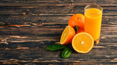 Taze portakal suyu ve portakal bir ahşap yüzeyde. Üstten Görünüm. Metin için boş alan.