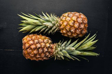 Ananas ahşap arka plan üzerinde. Üstten Görünüm. Metin için boş alan.