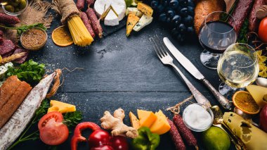 Çeşitli peynir, sosis, şaraplar, geleneksel baharat ve ahşap arka plan üzerinde taze sebze. Peynir brie, mavi peynir, gorgonzola, fuete, salam. İtalyan ve İspanyol mutfağı. Boş alan.