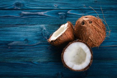 Ahşap bir zemin üzerine Hindistan cevizi. Tropikal meyve ve fındık. Üstten Görünüm. Metin için boş alan.