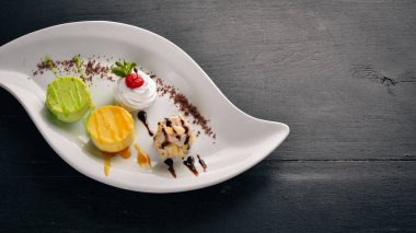 Antep fıstığı, portakal, çikolata tadı ile Panakota. Ahşap bir arka plan üzerinde. Metniniz için boş alan. Üstten Görünüm.