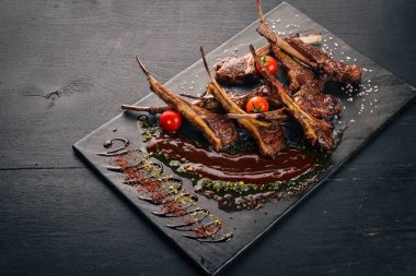 Fırında kaburga ızgara. Koyun eti. Bir kuzu taşırlar. Tagliateli İtalyan mutfağı. Metniniz için boş alan. Üstten Görünüm.