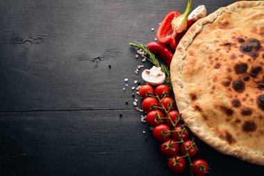 Pizza volkan. Gorgonzola peyniri, domates, taze sebze ve baharat. Ahşap bir arka plan üzerinde. Metniniz için boş alan. Üstten Görünüm.