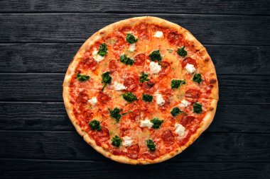 Napolice Pizza. Ispanak, gorgonzola peyniri, sosis salam. Ahşap bir arka plan üzerinde. Üstten Görünüm.