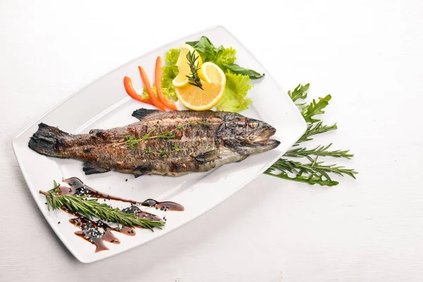 Trucha Pescado Horno Con Verduras Especias Sobre Fondo Madera Vista — Foto de Stock