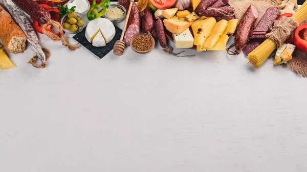 Queijos Variados Salsichas Legumes Tradicionais Fundo Madeira Branca Queijo Brie — Fotografia de Stock