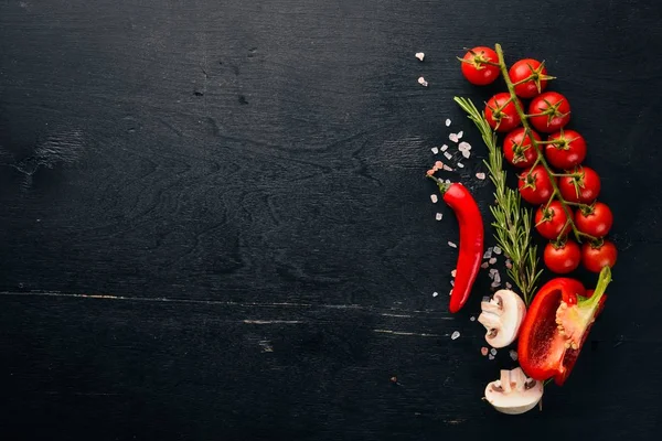 요리에 준비입니다 토마토입니다 신선한 야채와 향신료 — 스톡 사진